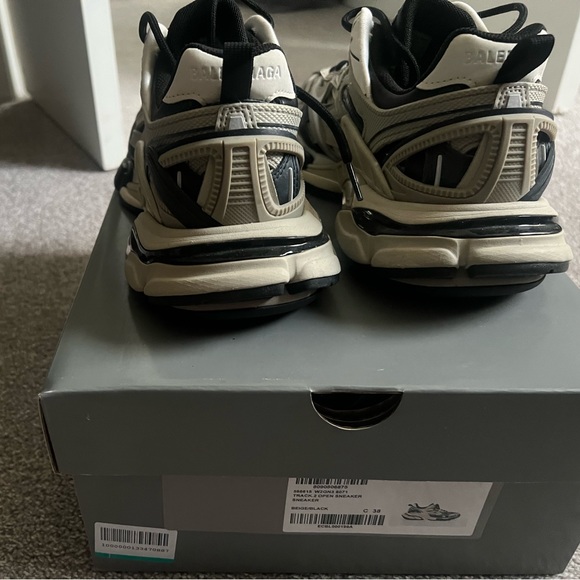 Woman’s Balenciaga track sneaker. Size 38. Comes with dust bag! - Picture 3 of 5